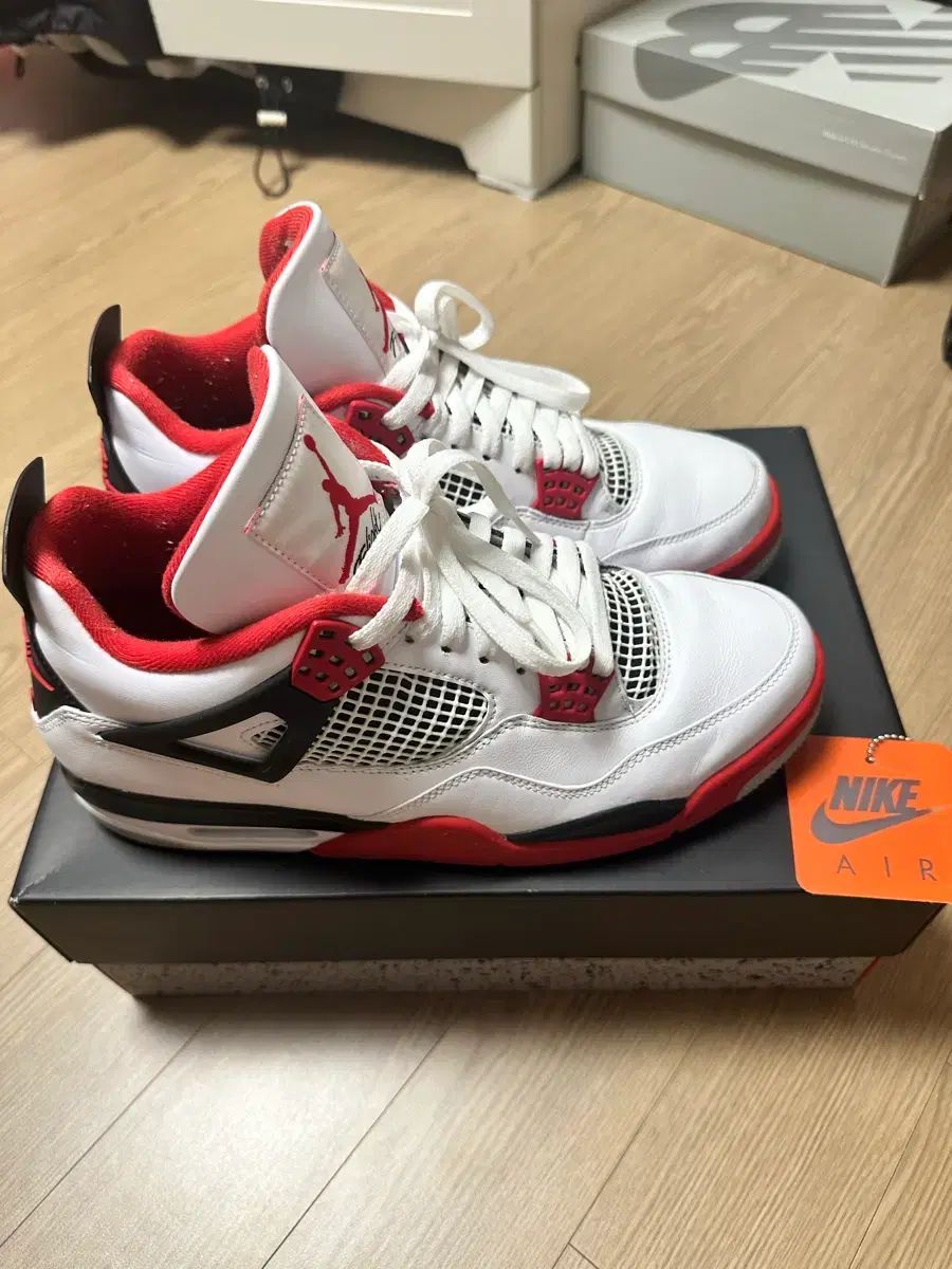 ナイキ ジョーダン4 ファイアレッド