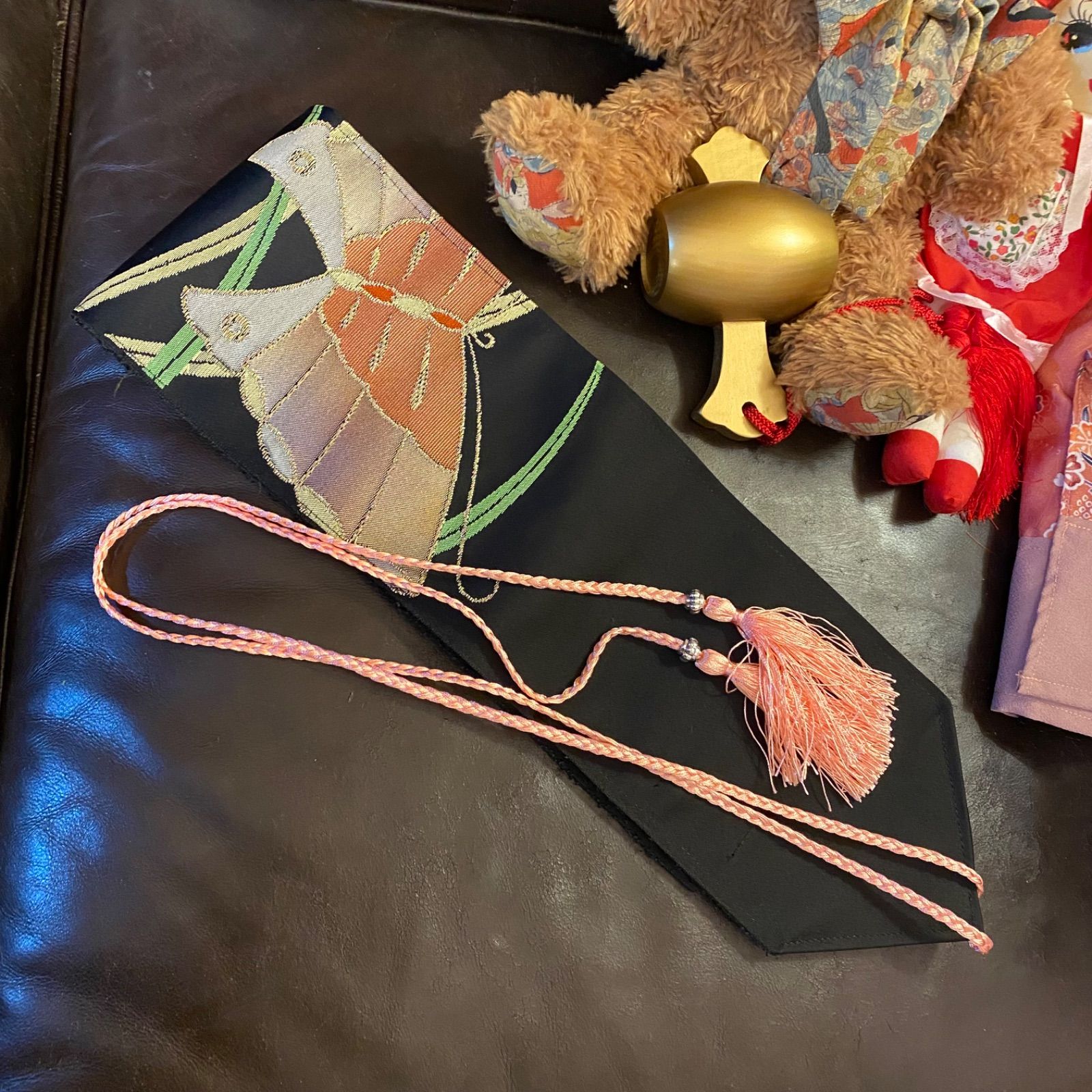 黒に赤みのピンクの