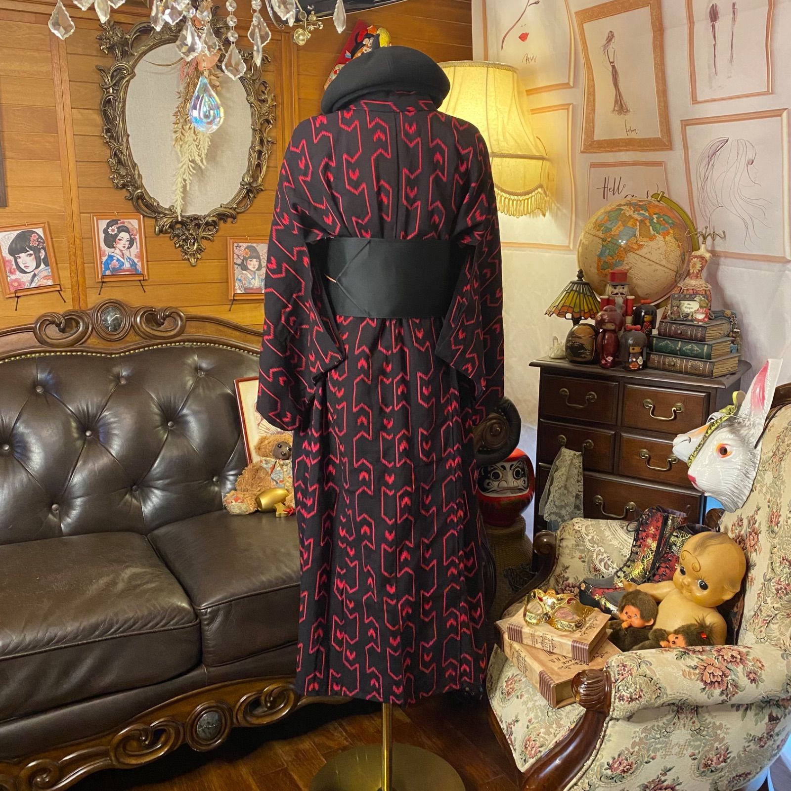 黒に赤みのピンクの 矢羽根