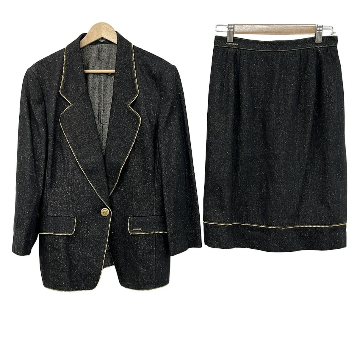 LEONARD(レオナール) スカートスーツ レディース - 黒×ゴールド - メルカリ