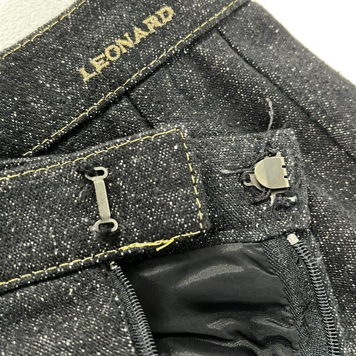 LEONARD(レオナール) スカートスーツ レディース - 黒×ゴールド - メルカリ