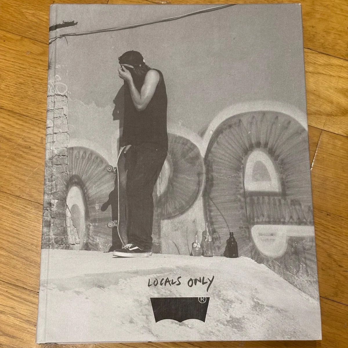 Levi’s LOCALS ONLY 写真集【USED】 Levi's ONLY LOCALS US PRESS:US Italy Levi’s LOCALS ONLY 写真集【USED】 Levi's ONLY LOCALS US PRESS:US Italy