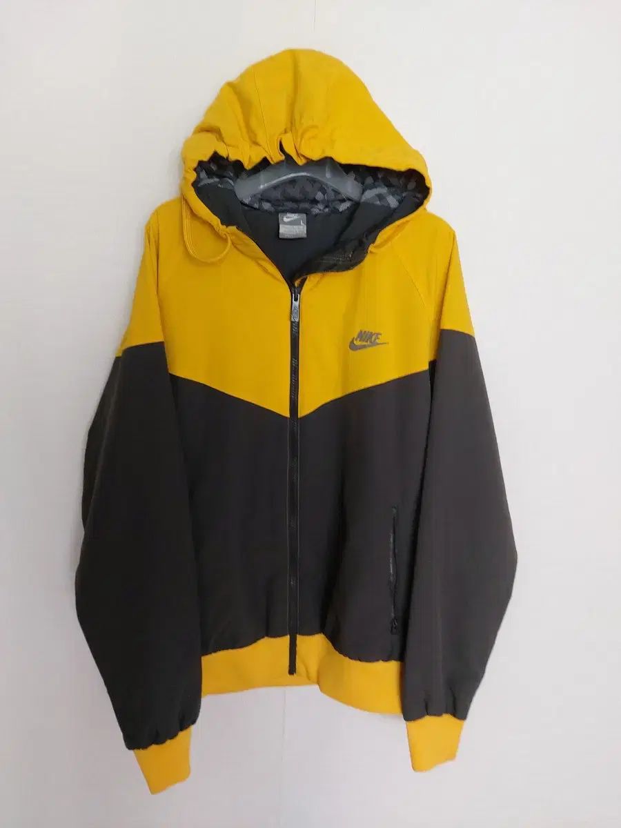 Nike ウィンドブレーカー Sサイズ ブラック/イエロー ナイキ ウィンドブレーカー フード イェロー/ブラック 66 - メルカリ