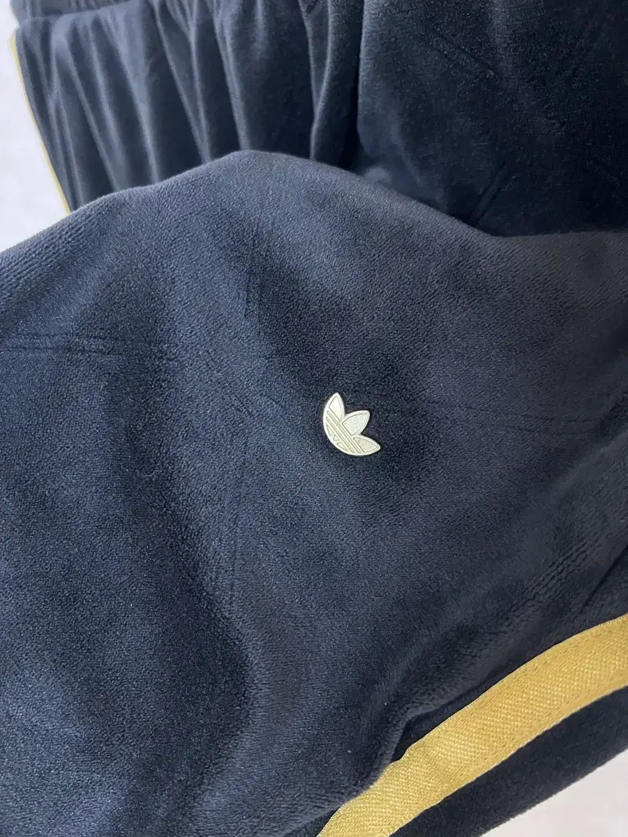 アディダス ツアーベルベット トラックパンツ