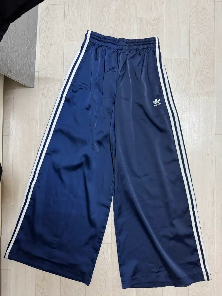 アディダス サテン ワイド パンツ ネイビー 32