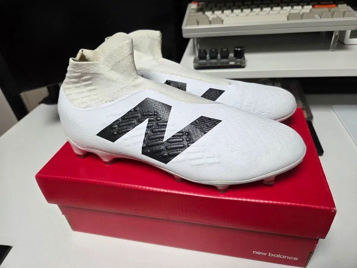 ニュー ンス テケラ v 4 プロ FG 白 ブラック