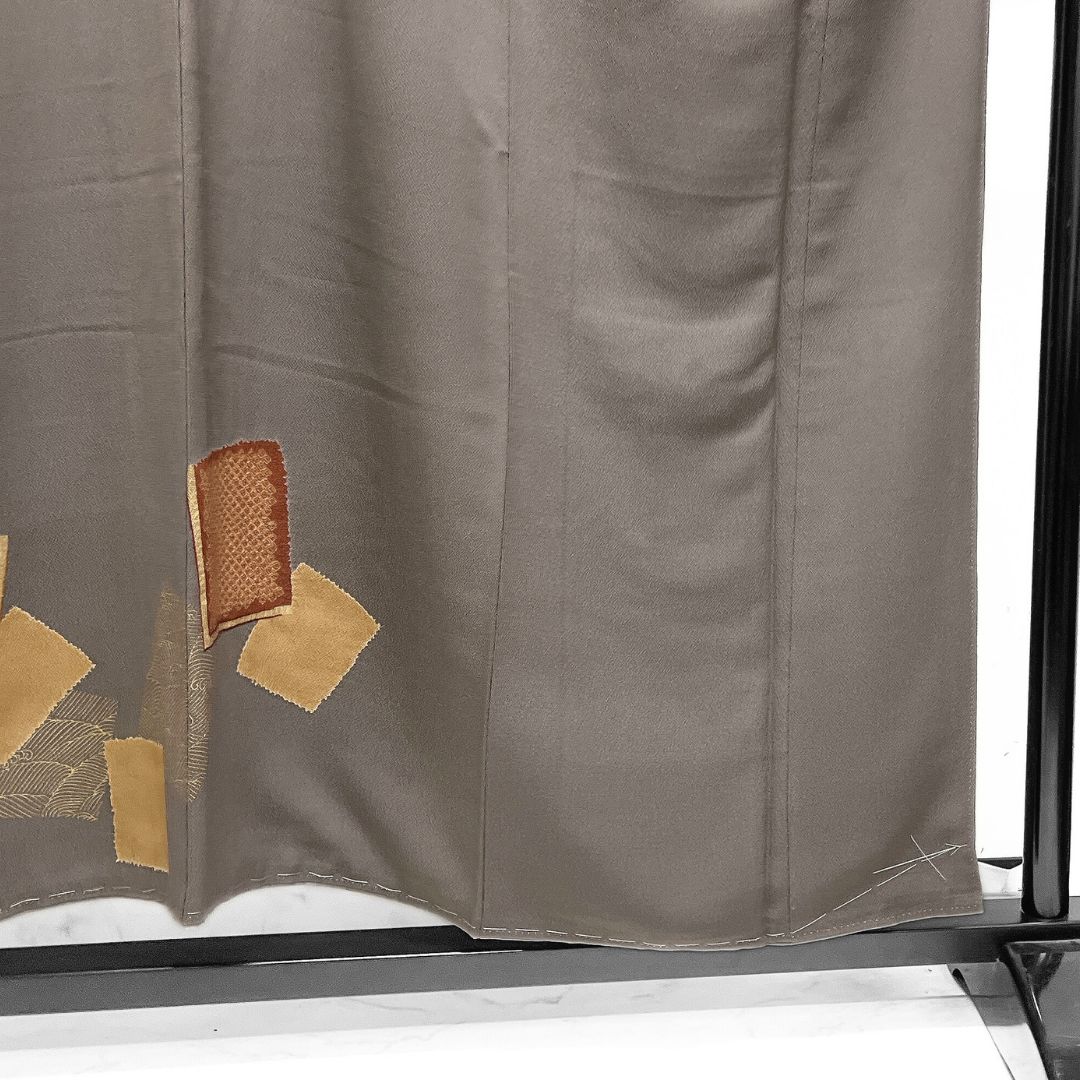 付け下げ　染大島紬　色紙散らし　金彩　波　流水　グレー　着物　021a d 付け下げ 刺繍 金彩 絞り 色紙重ね 鹿の子 波 着物 115b d ms - メルカリ