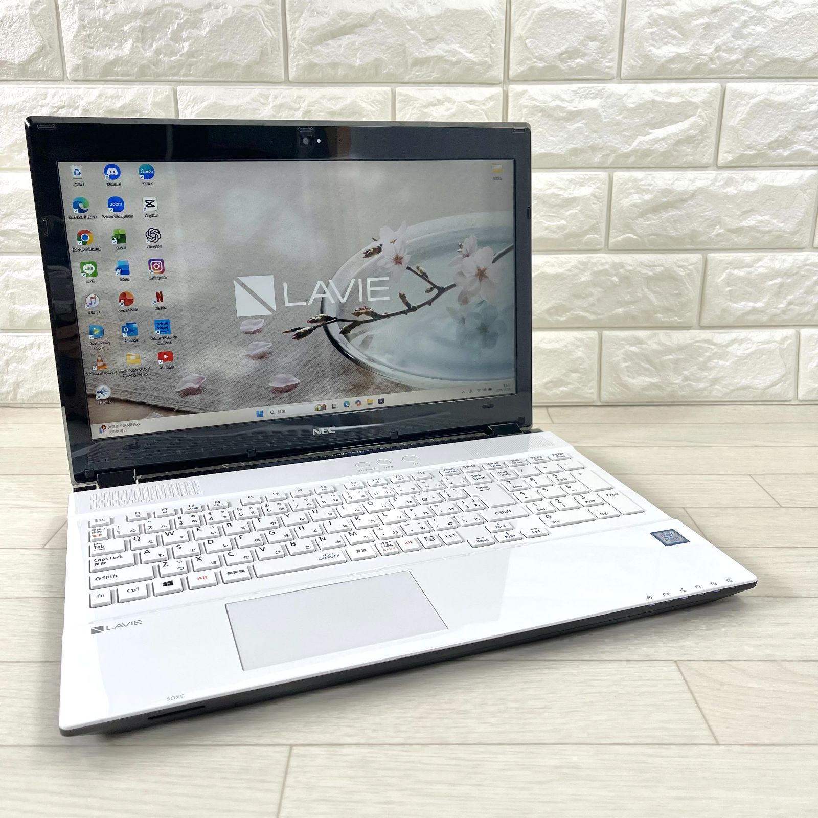 すぐ使える第7世代i7搭載のNECノートパソコン。クリスタルホワイト