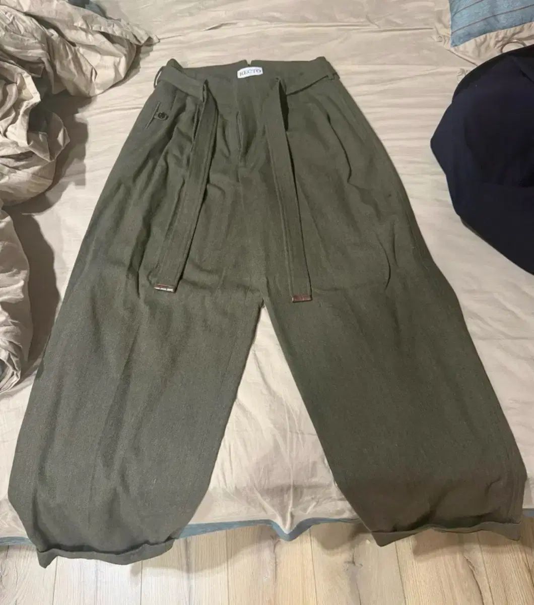 RECTO ベルト付き カーキ パンツ