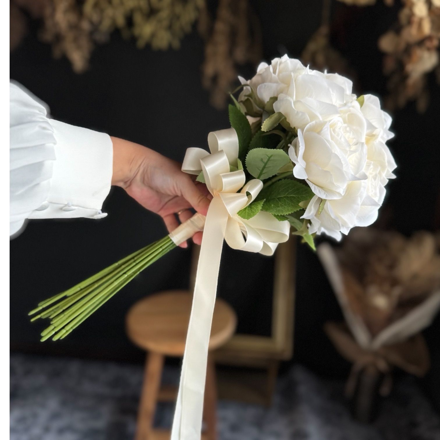 【レンタル戻り】アイボリーバラクラッチブーケブートニア