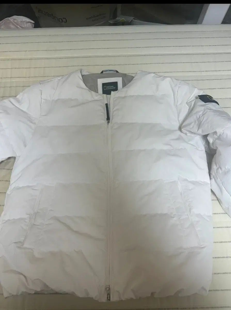 ナショナルジオグラフィック 白 軽量 ダウン