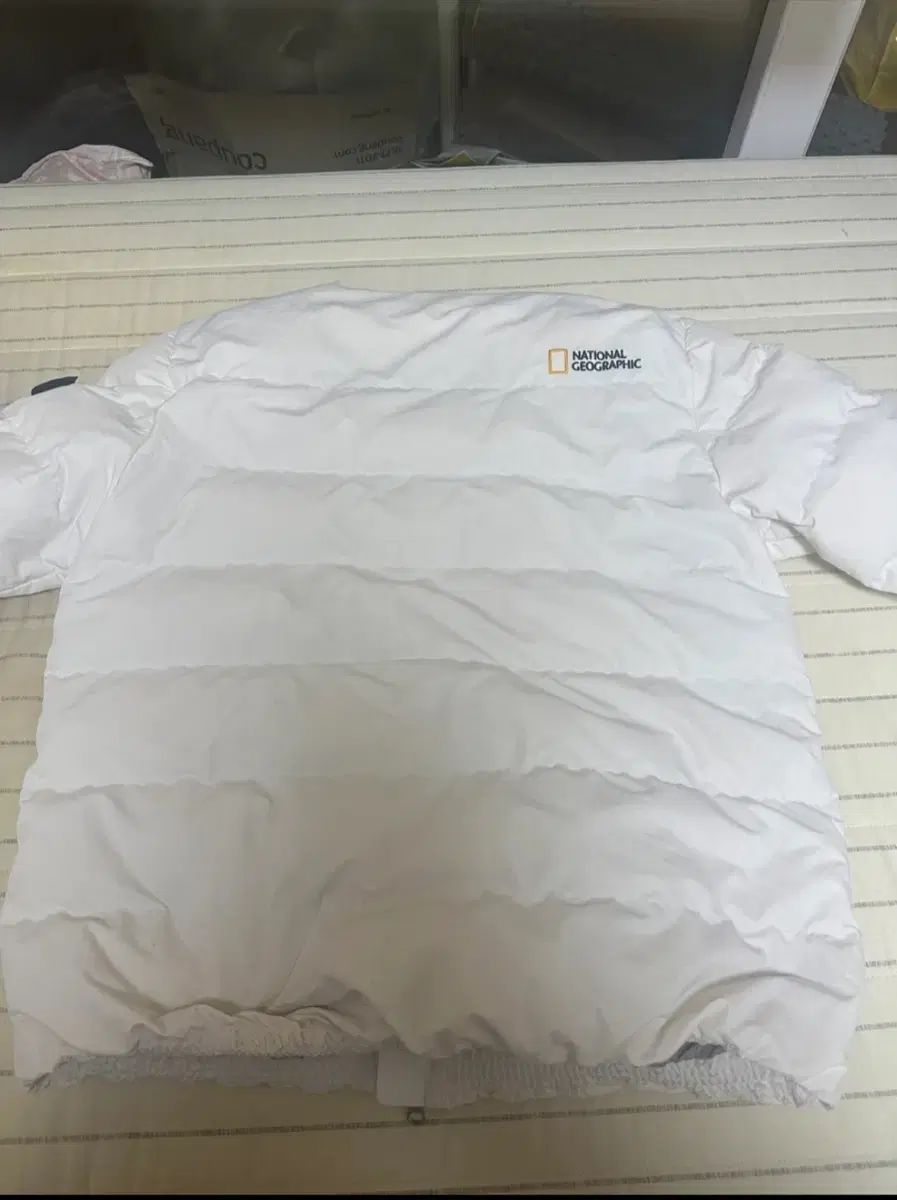 ナショナルジオグラフィック 白 軽量 ダウン