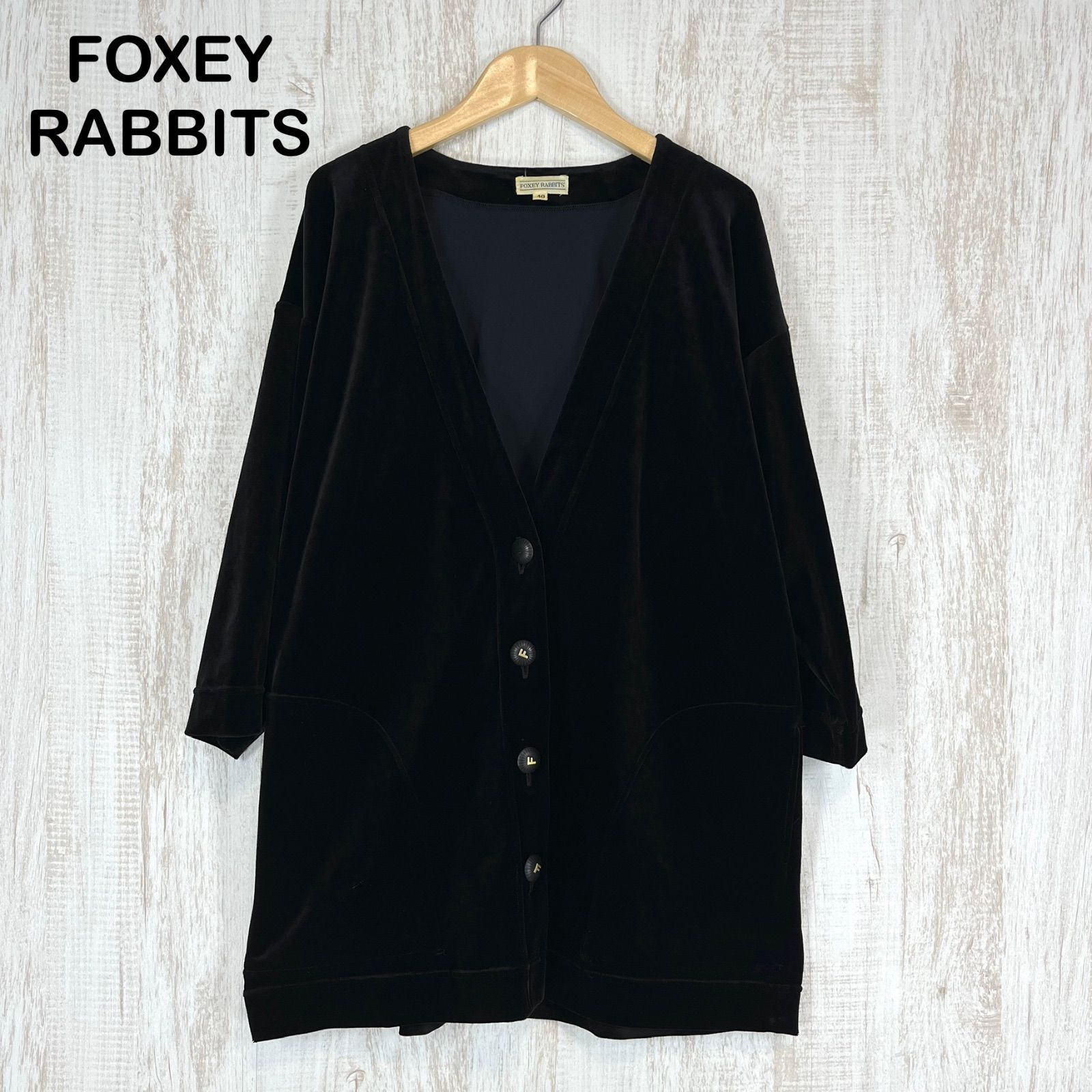 FOXEY RABBITS フォクシーラビッツ ロゴボタン Vネック ベロア