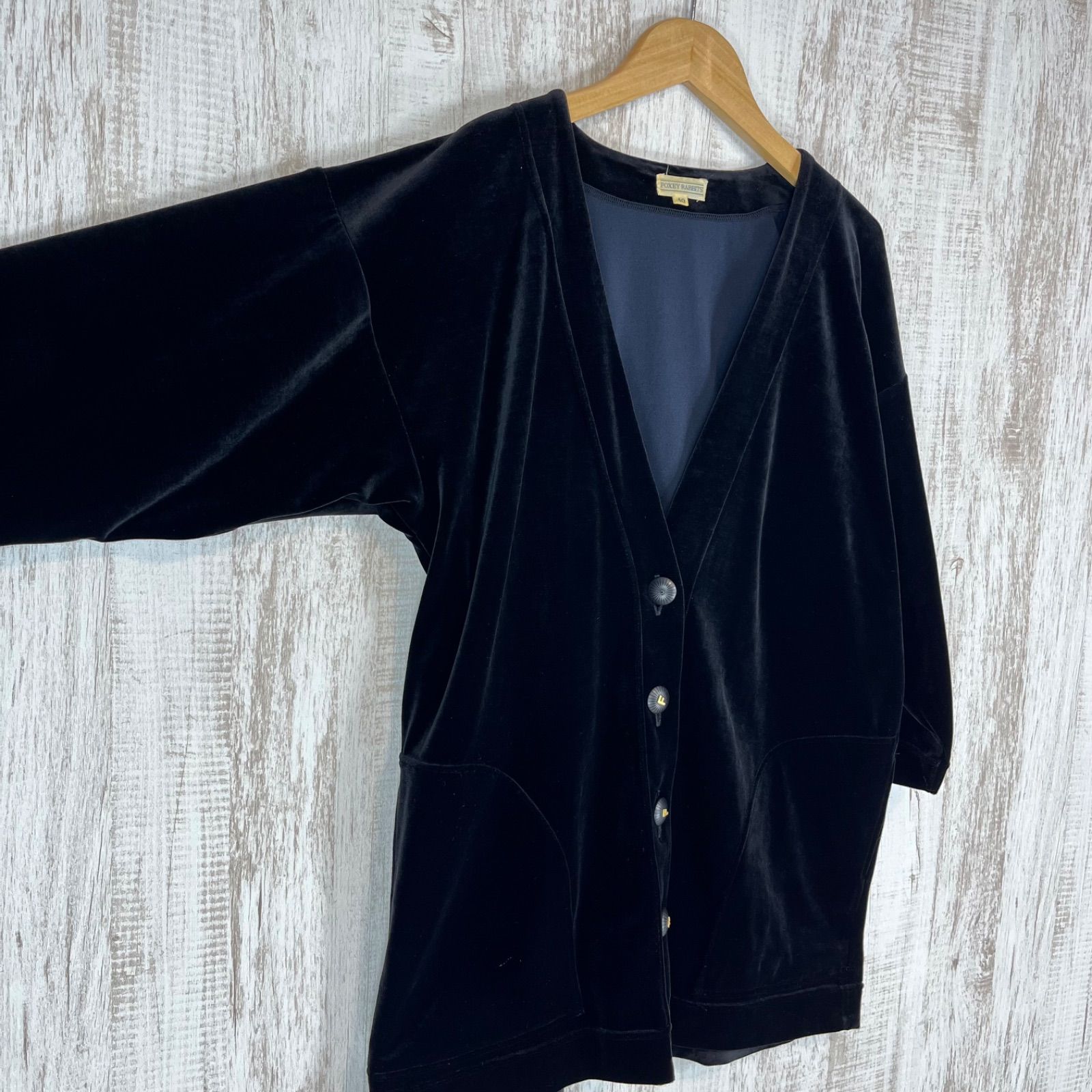 FOXEY RABBITS フォクシーラビッツ ロゴボタン Vネック ベロア