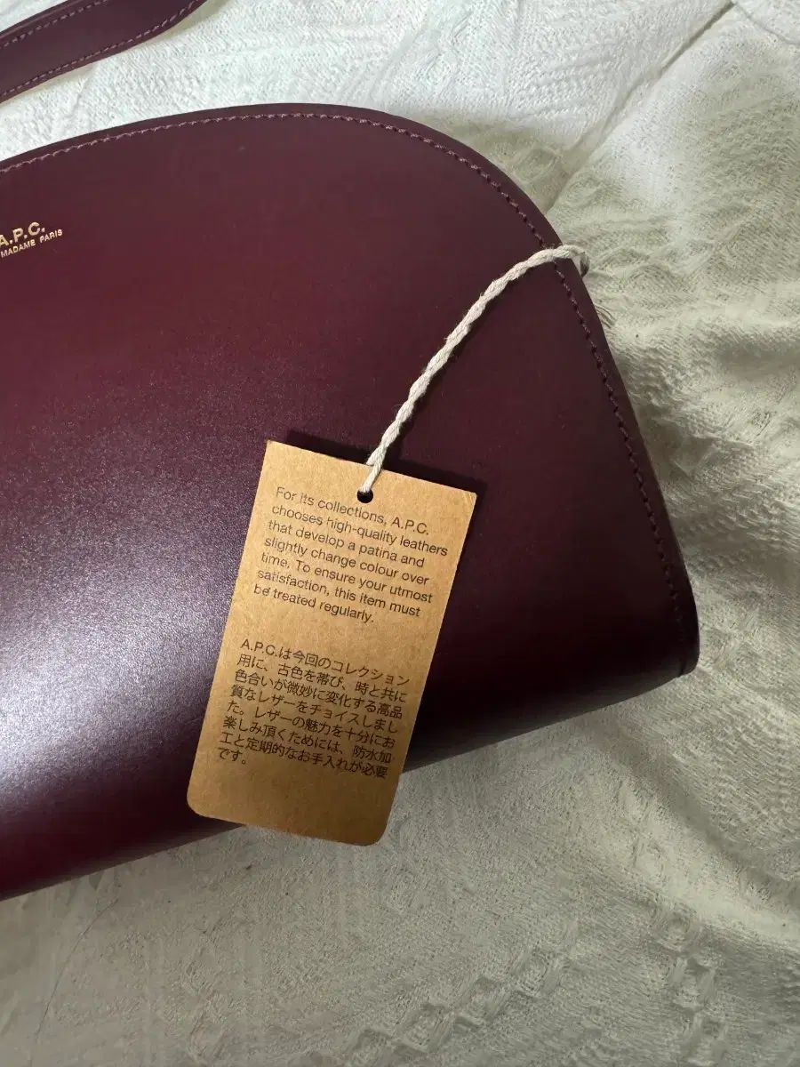 A.P.C. アーペーセー ハーフムーンバッグ バーガンディ