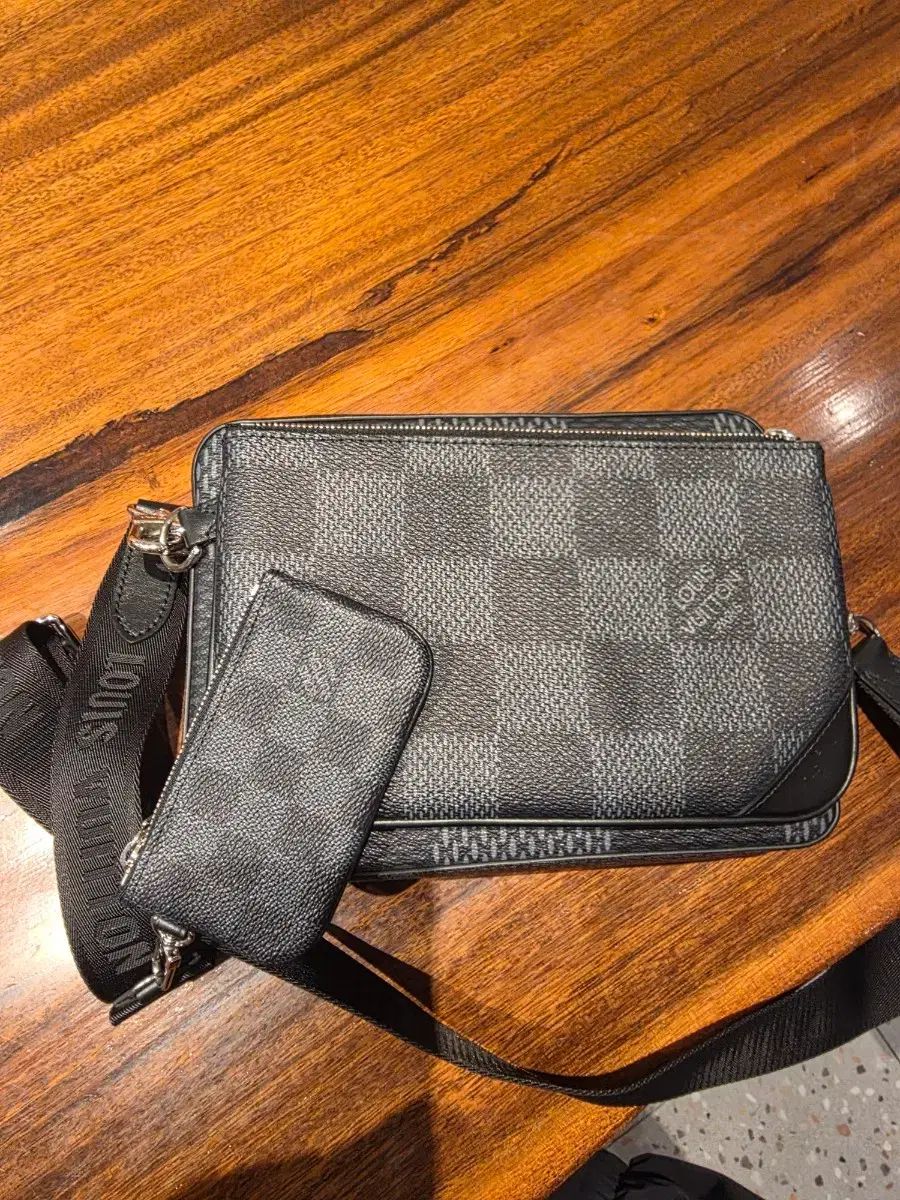 Louis Vuitton ルイヴィトン トリオリュック ダミエ メンズ 22年新世界ヨンドゥンポ本人