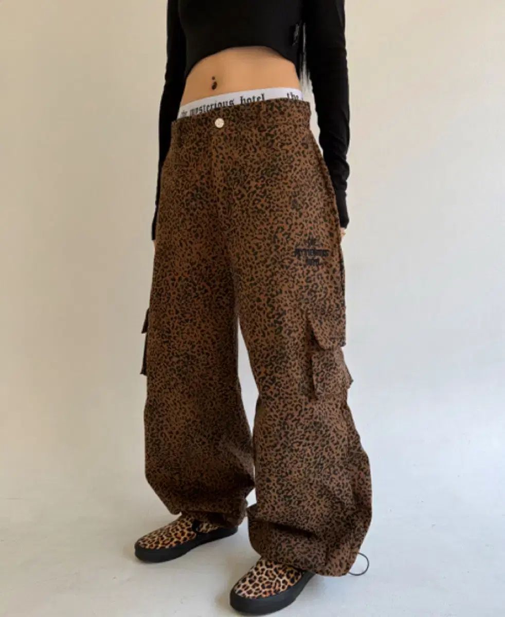 ミステリアスホテル レオパード ワークパンツ