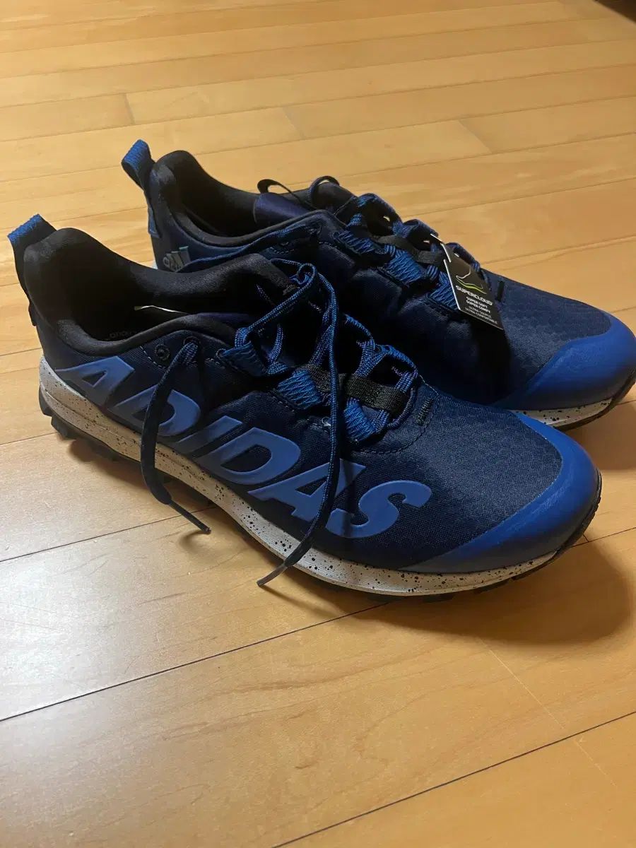 アディダス テレックス ランニングシューズ