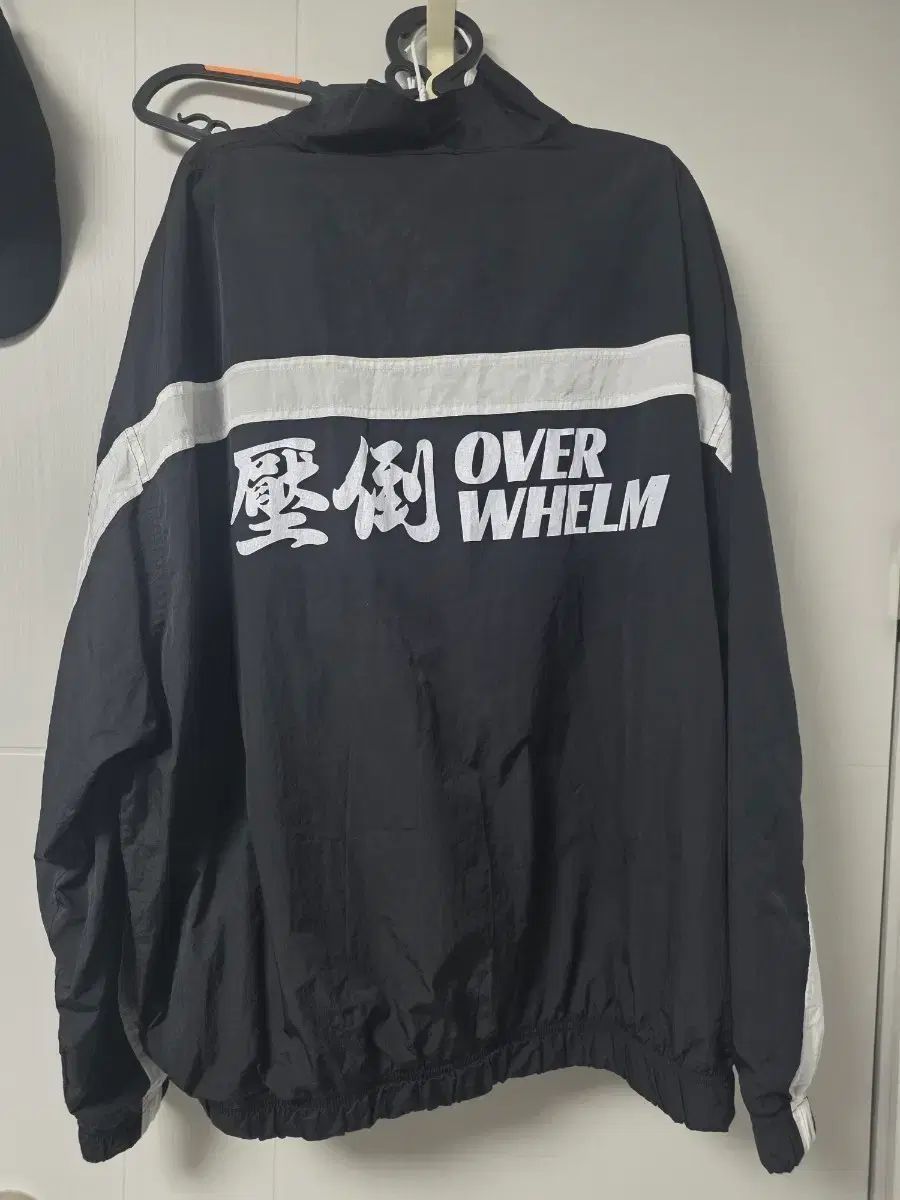 圧倒ウィンドブレーカー L サイズ