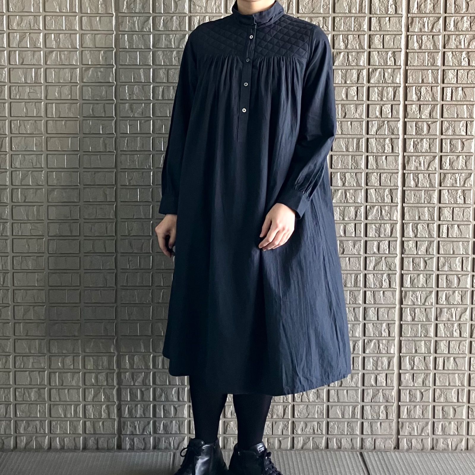 タグ付き 150 dtカディキルトヨークギャザードワンピース シャツワンピース ロング丈 長袖 カディコットン インド製 ネイビー Mサイズ