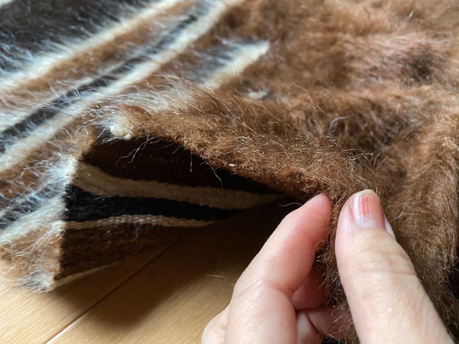 セミアンティークシイルトバッタニイェならではの細かい織とアンゴラ