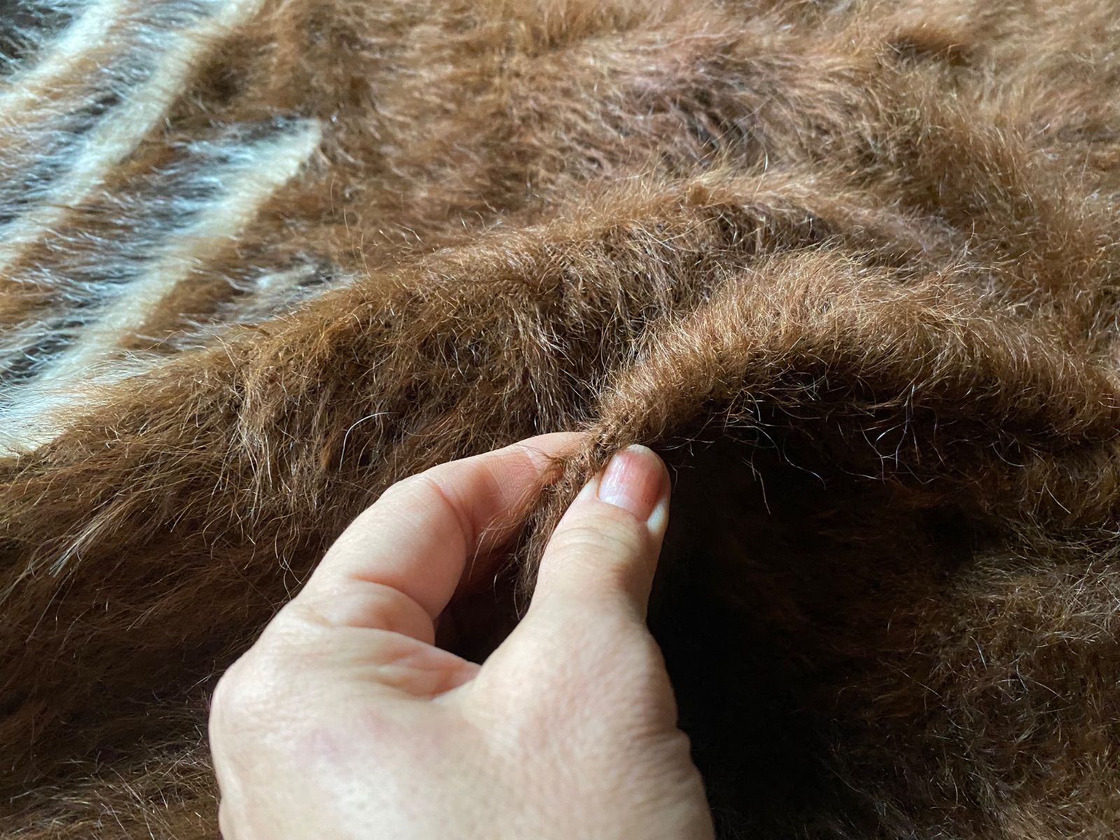 セミアンティークシイルトバッタニイェならではの細かい織とアンゴラ