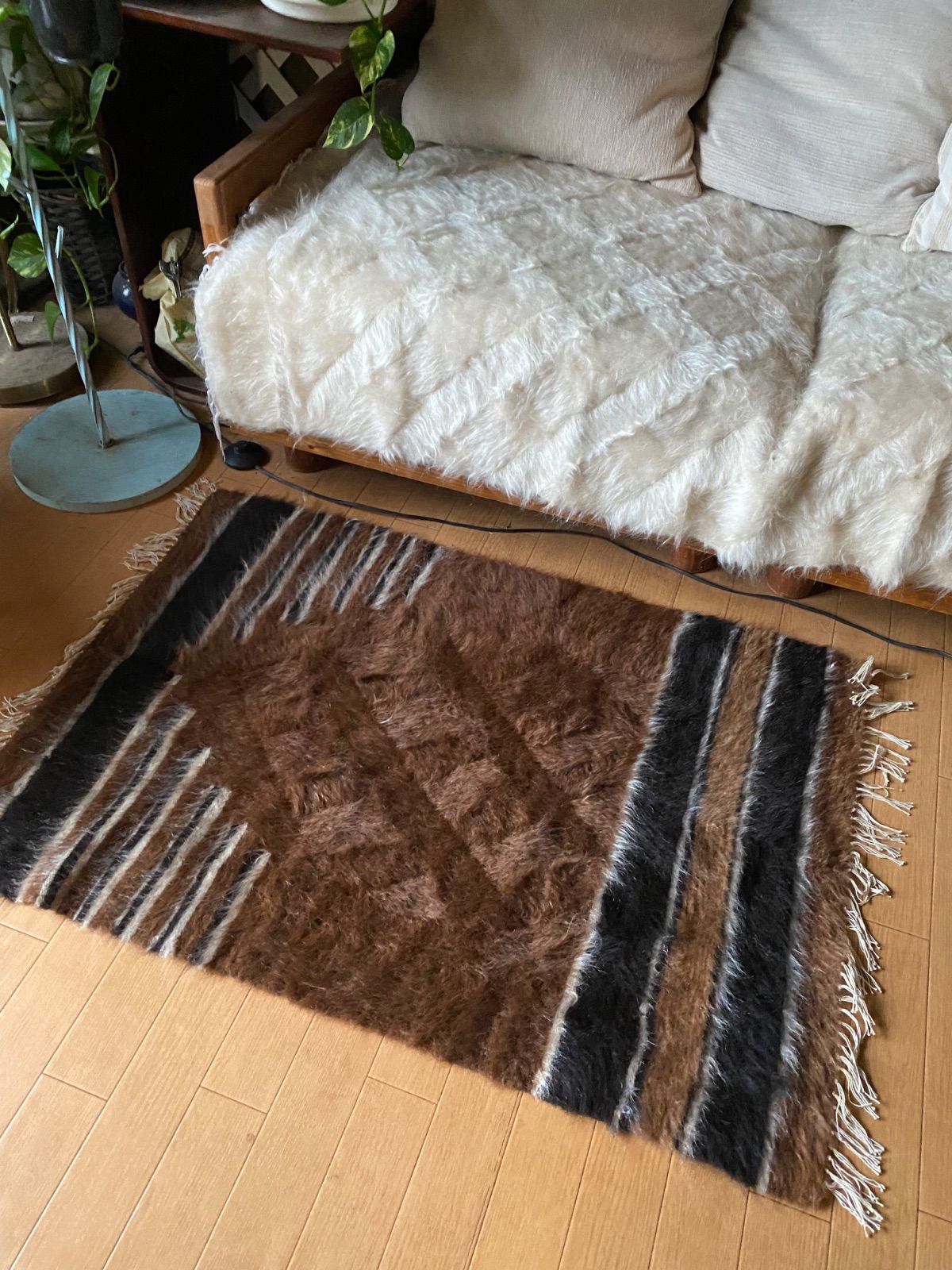 リバーシブルセミアンティークシイルトバッタニイェアンゴラヤギのモヘアで織られ。 セミアンティークシイルトバッタニイェならではの細かい織とアンゴラ