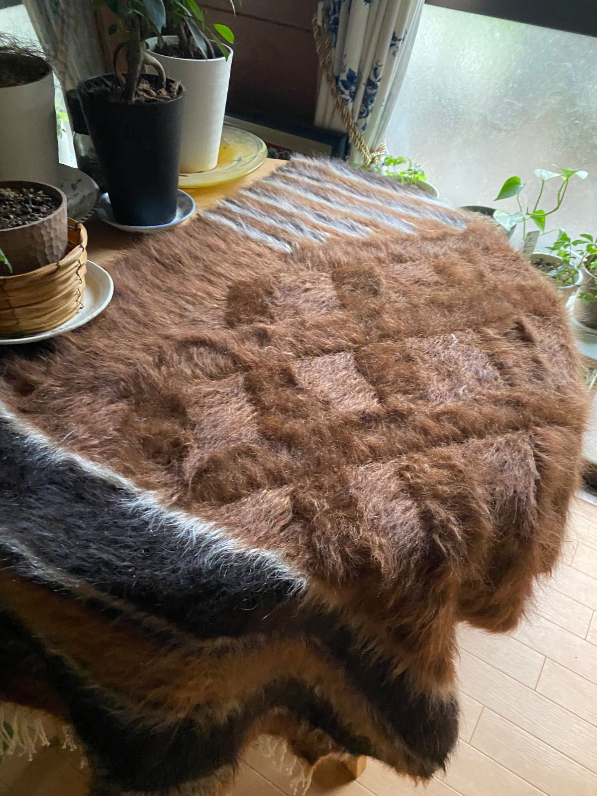 セミアンティークシイルトバッタニイェならではの細かい織とアンゴラ