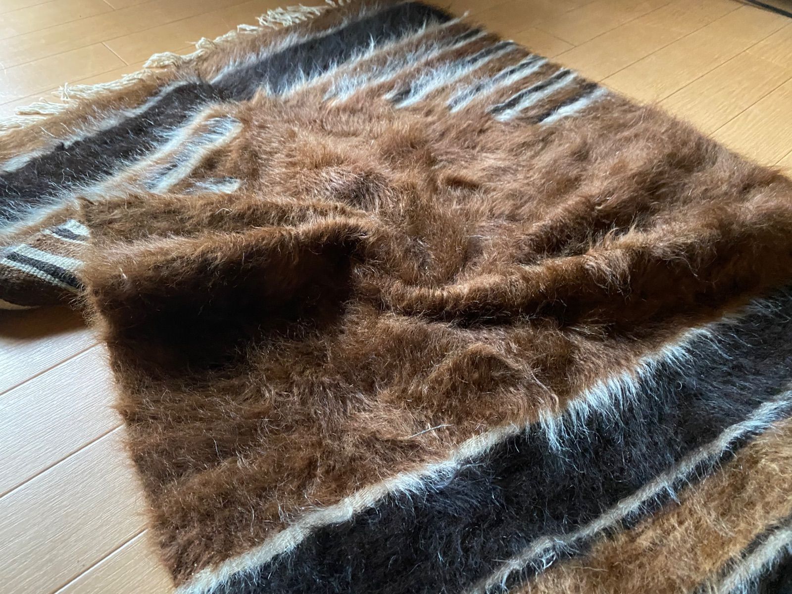 セミアンティークシイルトバッタニイェならではの細かい織とアンゴラ