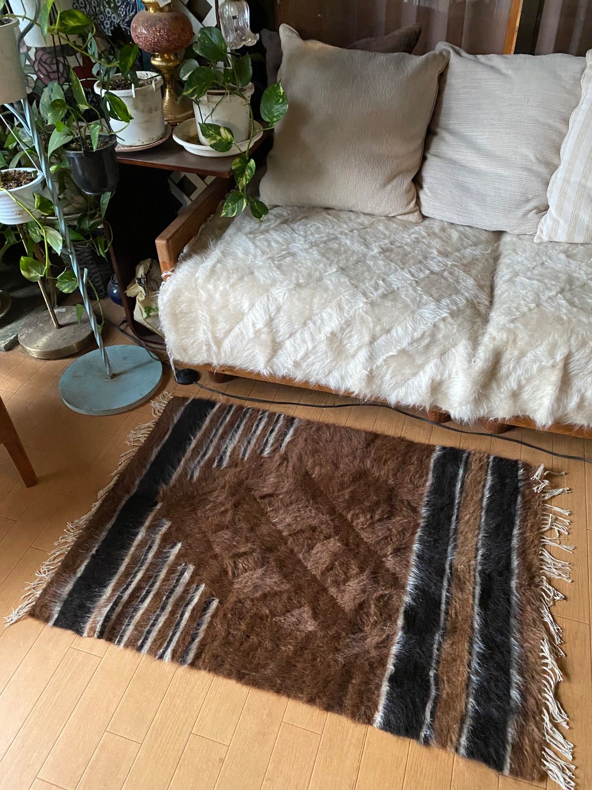 セミアンティークシイルトバッタニイェならではの細かい織とアンゴラ