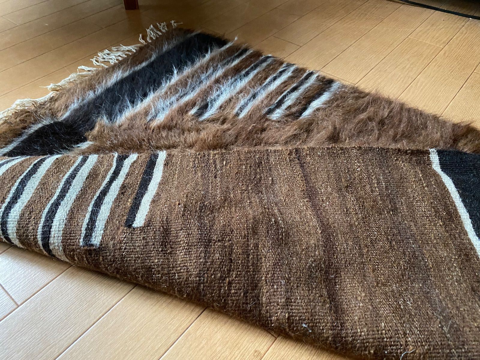 セミアンティークシイルトバッタニイェならではの細かい織とアンゴラ