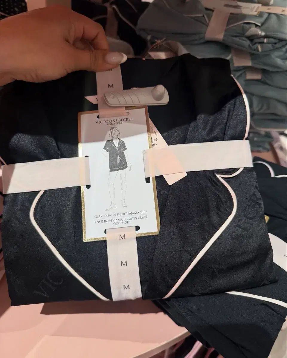 ヴィクトリアズ シークレット サテン パジャマ ブラック
