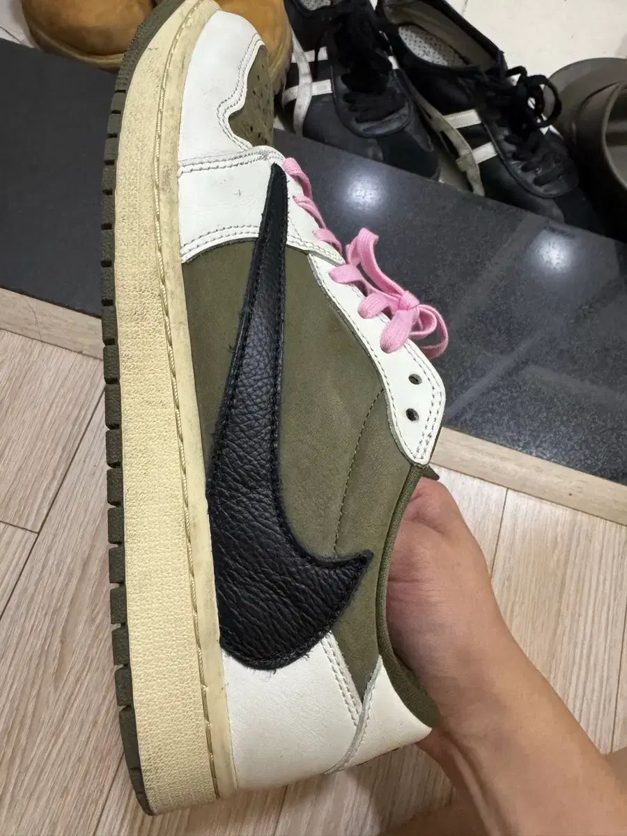 290 ジョーダン1 スコット ロー リバース オリーブ トラヴィススコット