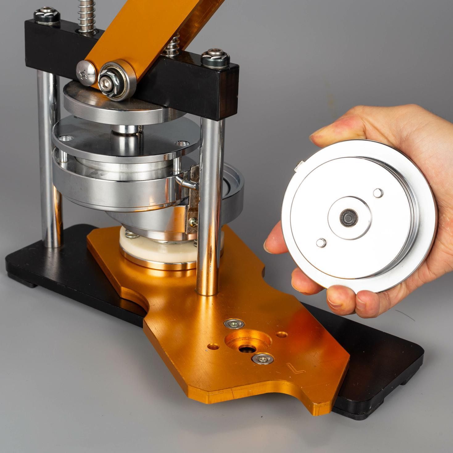 回転バッジマシン