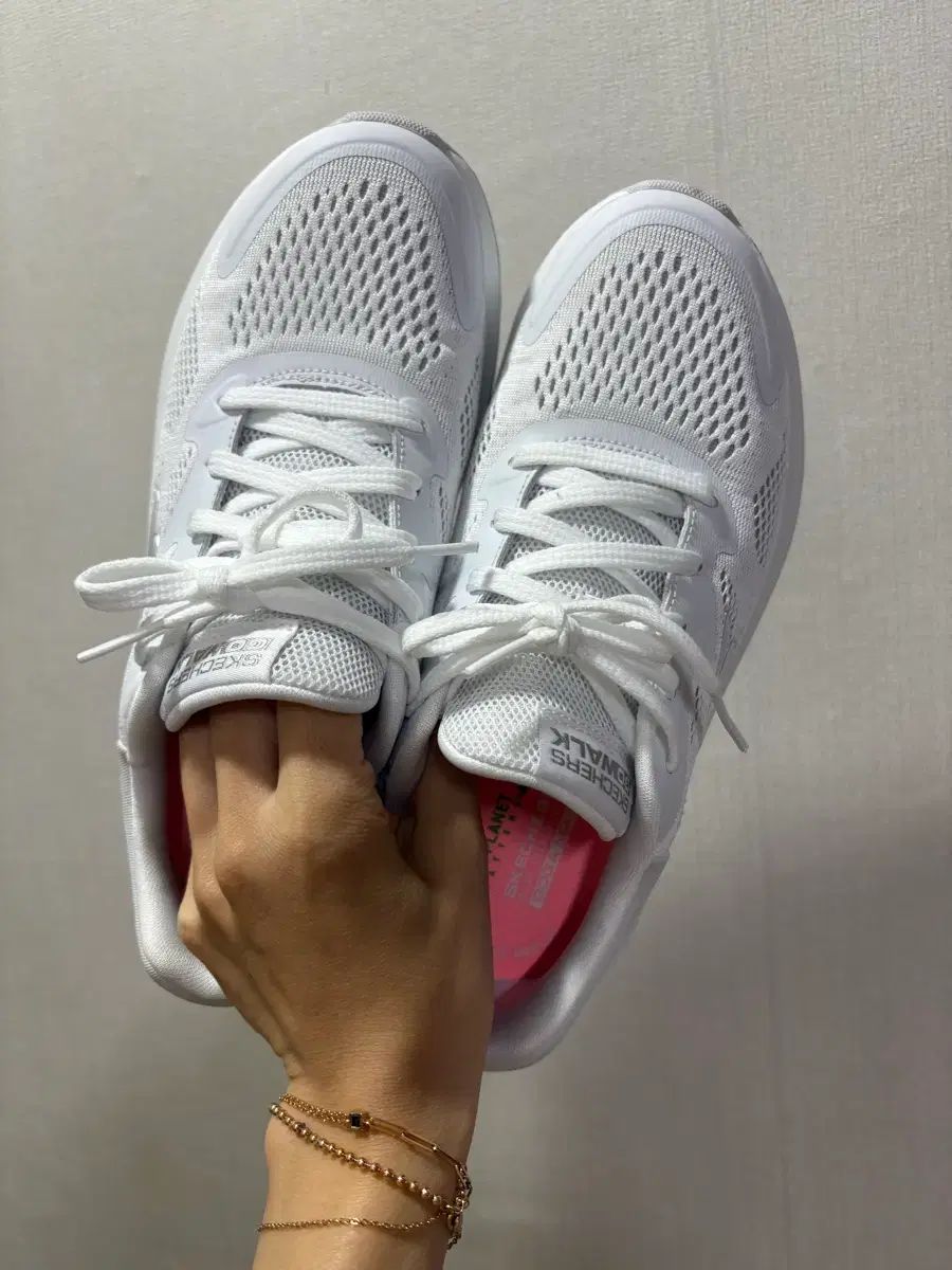 スケッチャーズ マックスクッション スニーカー 一回着用 定価139 000