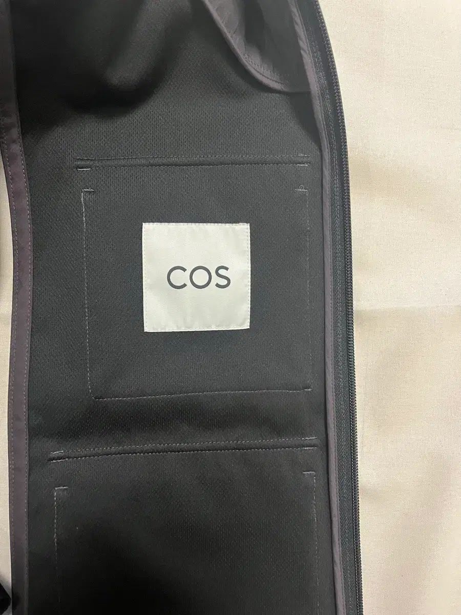 COS ウォータープルーフ ユーティリティ ベスト