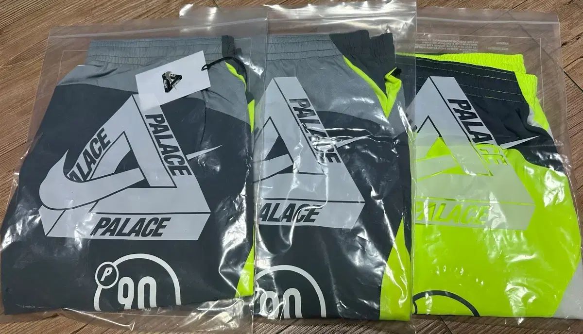 パレス X ナイキ トゥー 90 ショーツ