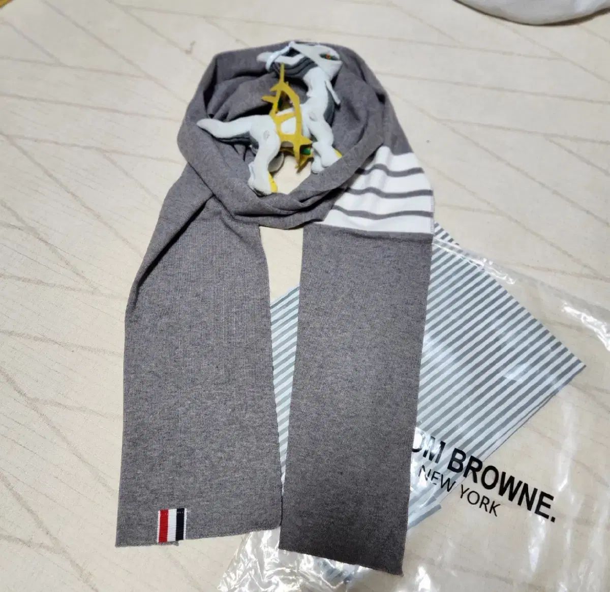 新品未使用）トムブラウンマフラー トム・ブラウン グレー マフラー 新品 - メルカリ