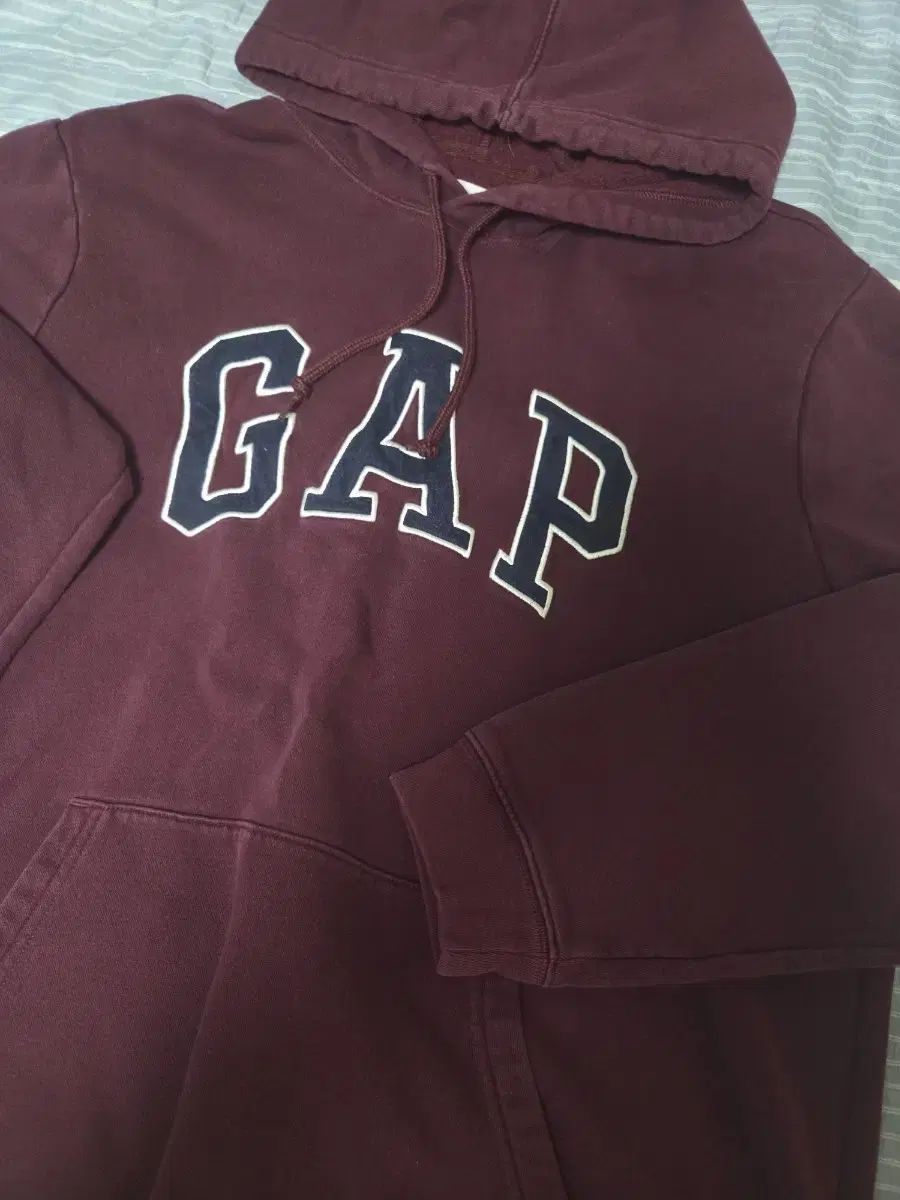 GAP ギャップ 必須アイテム バーガンディ WHO フードTシャツ
