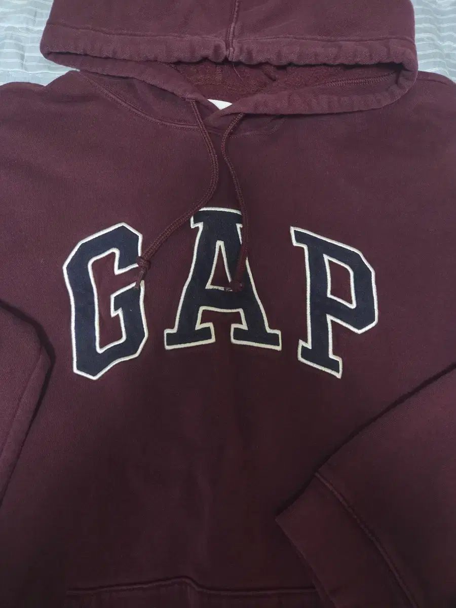 GAP ギャップ 必須アイテム バーガンディ WHO フードTシャツ