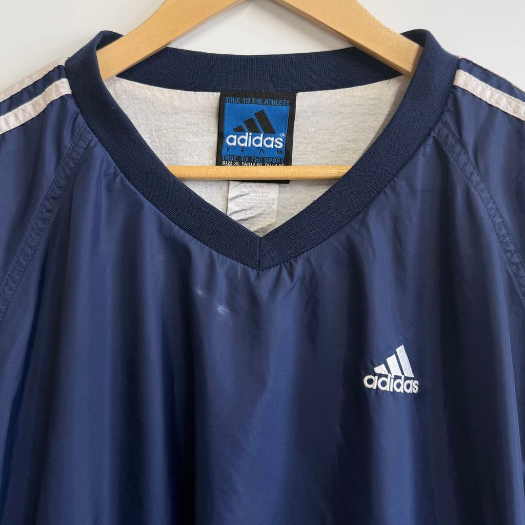 adidas アディダス ナイロンプルオーバー Vネック ワンポイントロゴ