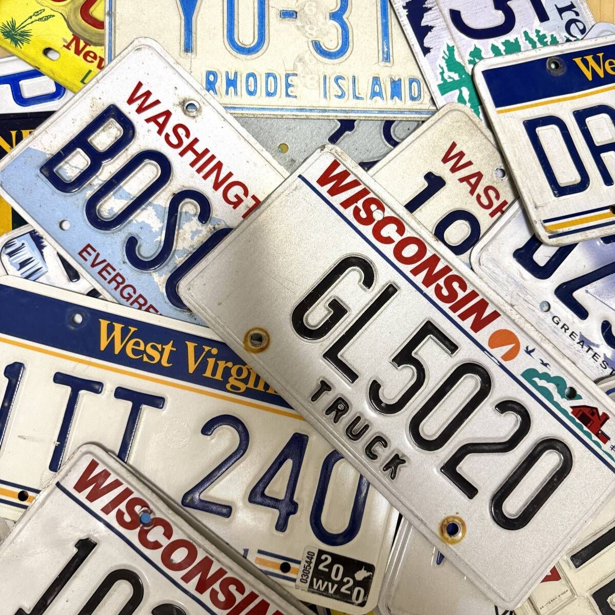 B 50枚 ナンバープレート まとめて セット 卸売 大量 雑貨 古着屋 デコレーション 撮影小物 シャビーシック インダストリアル USA 装飾 ハワイ レジ周り ハンドメイド 加工 メタル アメリカ合衆国 州別 アメ車 外車 壁掛