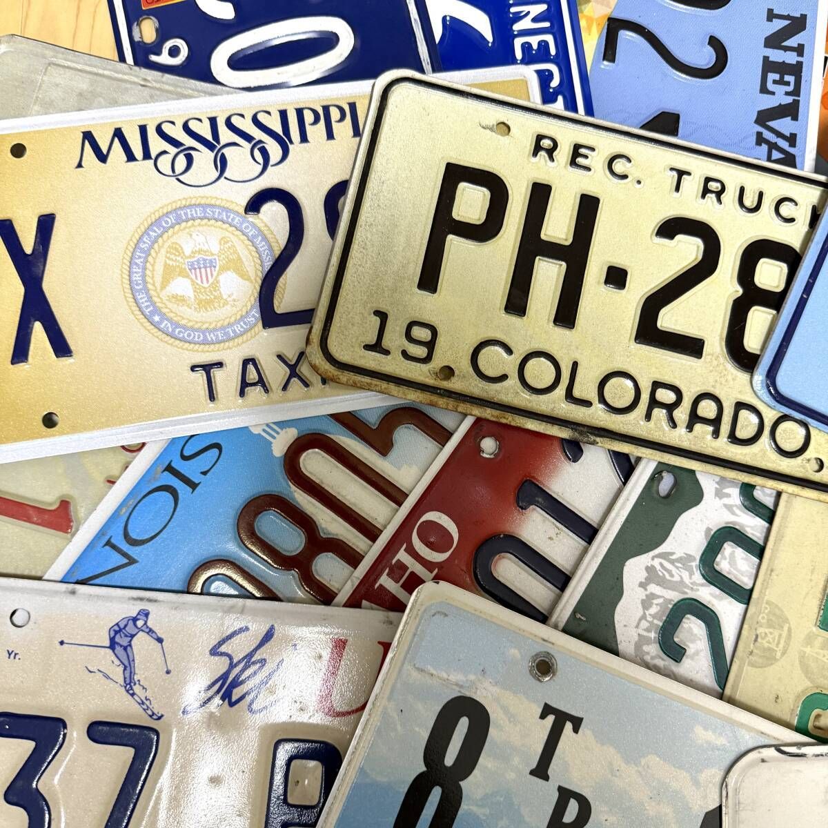 B 25枚 ナンバープレート まとめて セット 卸売 大量 雑貨 古着屋 デコレーション 撮影小物 シャビーシック インダストリアル USA 装飾 ハワイ レジ周り ハンドメイド 加工 メタル アメリカ合衆国 州別 アメ車 外車 壁掛