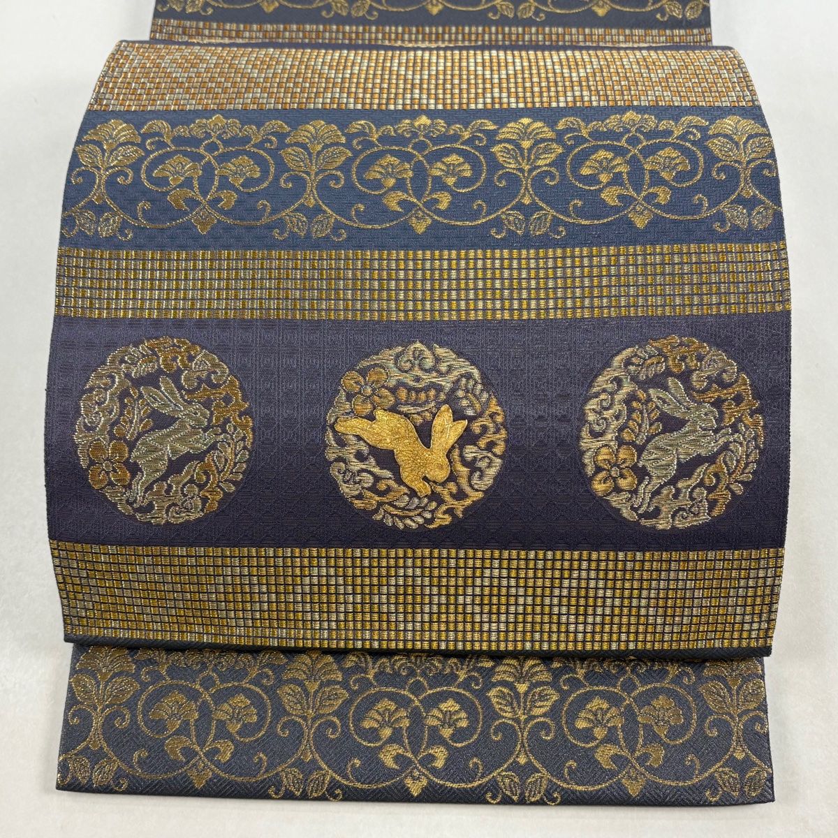 美品】 袋帯 逸品 じゅらく 落款 黄金繭 花唐草 うさぎ 金糸 箔 青紫