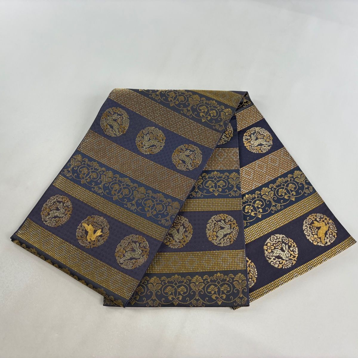 美品】 袋帯 逸品 じゅらく 落款 黄金繭 花唐草 うさぎ 金糸 箔 青紫