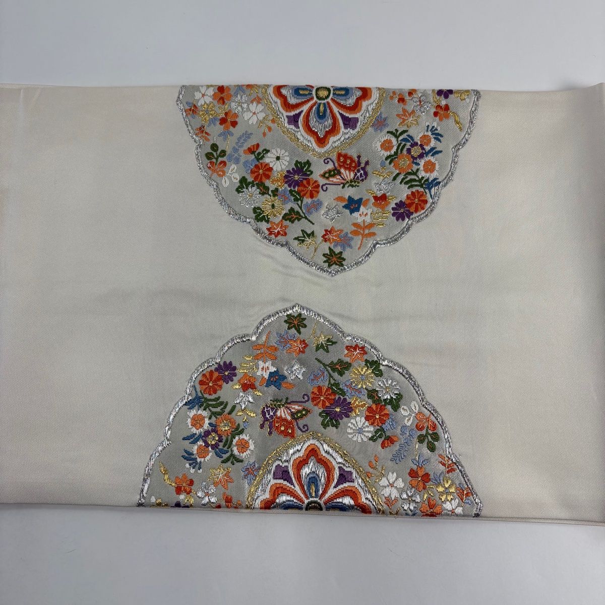 開き名古屋帯 優品 草花 花蝶 刺繍 金銀糸 クリーム 正絹 【中古