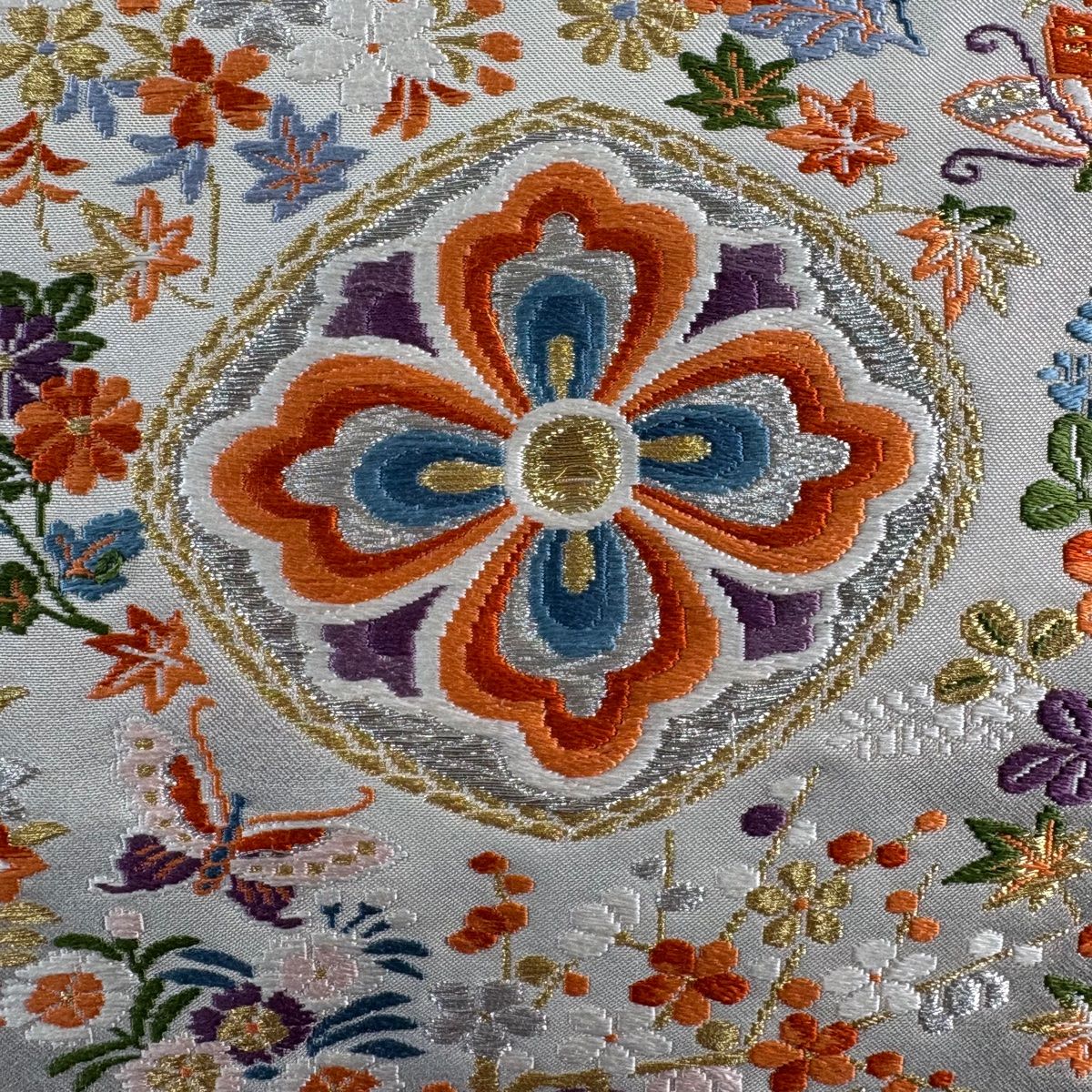 開き名古屋帯 優品 草花 花蝶 刺繍 金銀糸 クリーム 正絹 【中古