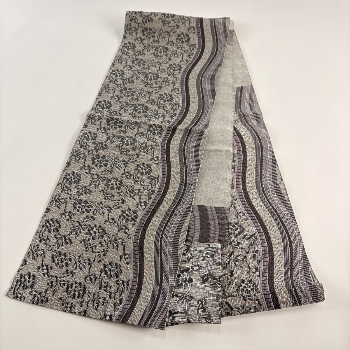 美品】 名古屋帯 秀品 八寸名古屋帯 松葉仕立て 草花 よろけ縞 銀糸 灰