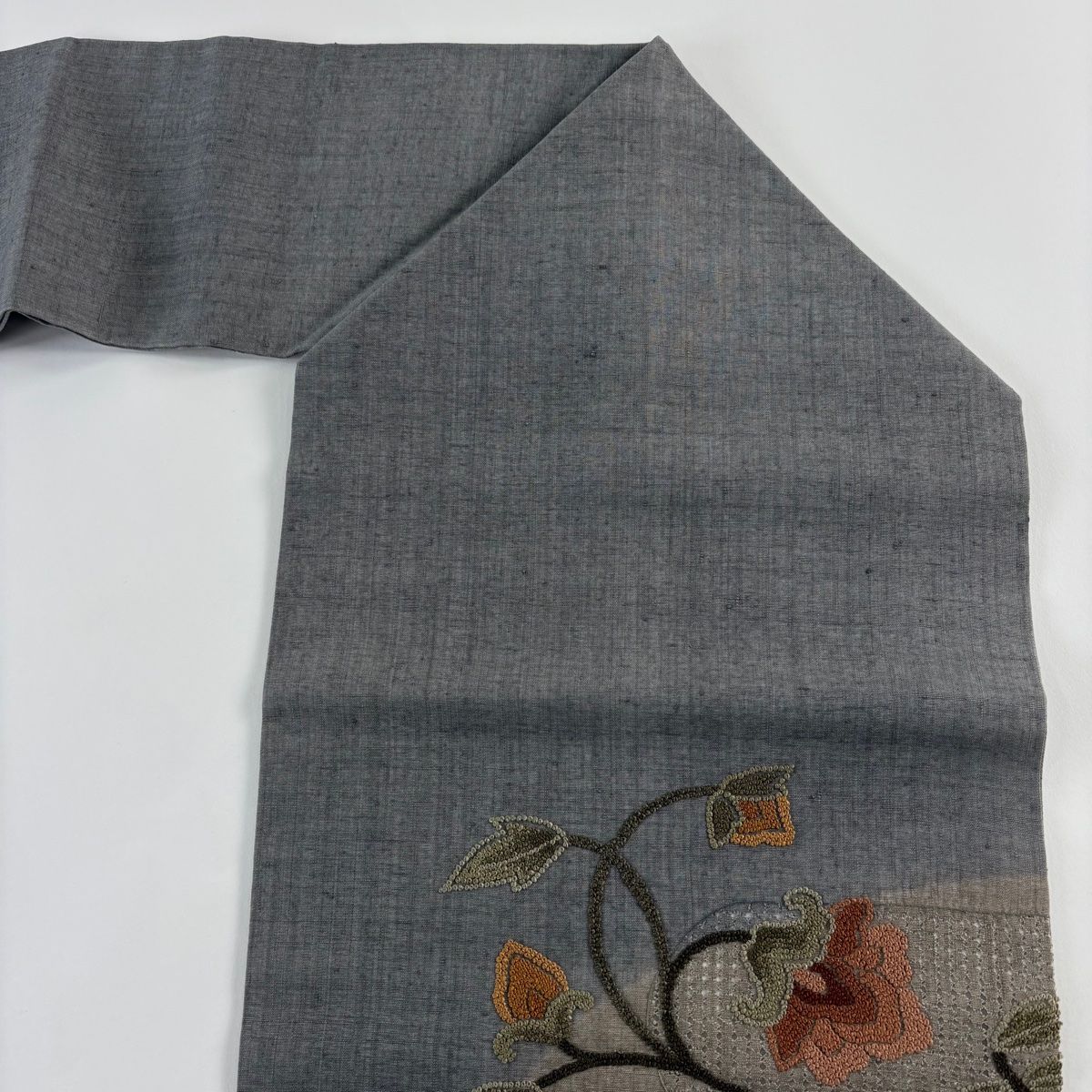 名古屋帯 秀品 紬地 草花 相良刺繍 汕頭刺繍 灰色 正絹 【中古