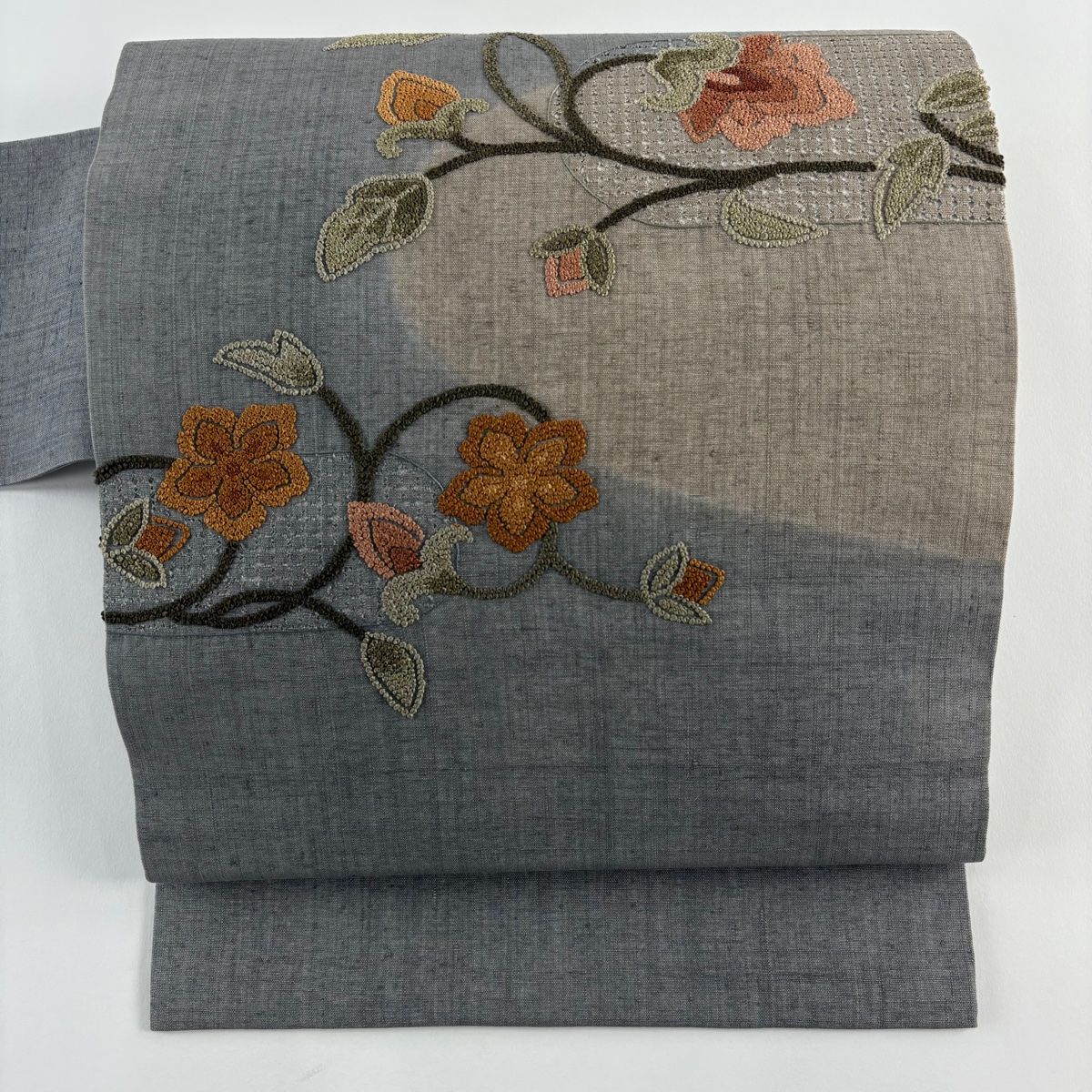 名古屋帯 秀品 紬地 草花 相良刺繍 汕頭刺繍 灰色 正絹 【中古